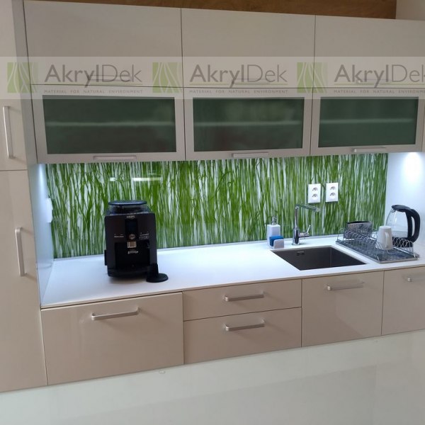 Kuchyňský obklad se zelenou trávou v akrylátovém skle